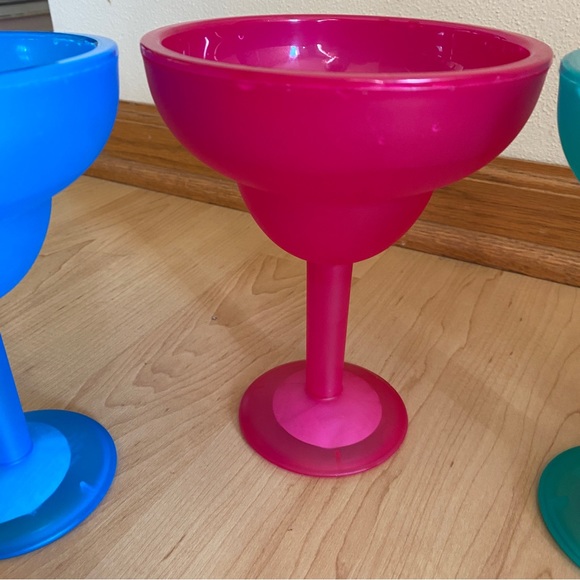 Lot of 4 Double-Walled Plastic Margarita Glasses w/ Freezable Cooling Gel - Picture 6 of 7